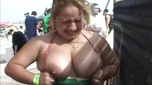 Un gordo follando en la videos de sexo ardiente cama.
