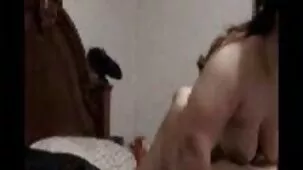 Hombre con gafas encontró un regalo debajo del árbol de Navidad - linda morena gordita con grandes tetas naturales culonas ardientes