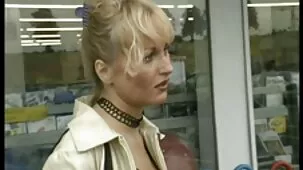 Un hombre llama a su esposa prostituta petardas ardientes transgénero porque graba un programa de televisión privado todos los días.