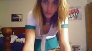 Chica se quita el erotismo en su propia actuación en un teléfono petardas ardientes inteligente