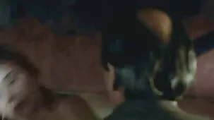 Chica esbelta con tetas rectas rendida en su apretado culonas ardientes soporte de coño