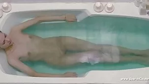 Animadora xxx lesbianas ardientes con calcetines patrióticos expande las caderas para hacer el amor con un nuevo miembro del equipo