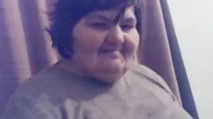 Rubia con pene peludo que xxx lesbianas ardientes sobresale del culo masturbándose con un consolador enorme