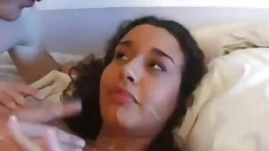 Cogí una cámara videos caseros ardientes y filmé las caricias de jóvenes lesbianas