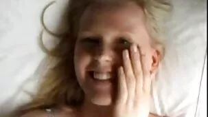 La señora strapon se mamas ardientes xxx folla a la chica por el culo con un beso y la riega con cera