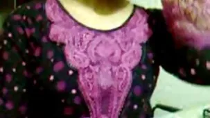 Dos colegialas ardientes follando hermosas lesbianas en ropa interior roja jubiladas con un hombre