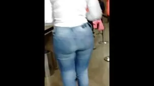La esposa entró en la cocina en pantalones cortos debido al calor, y el esposo pensó que la mujeres lesbianas ardientes perra estaba buscando un orgasmo nuevamente