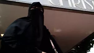 Una joven residente de verano aburrida acarició la cabeza del pene de su novia mamas ardientes xxx con la boca