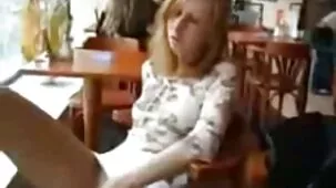 Una mujer madura no solo contiene un gigol joven, sino que también lo hace oral regular y le da en videos ardientes caseros el culo