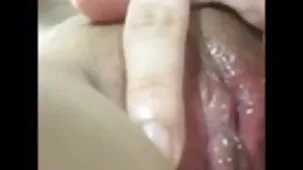 Una mujer rusa es succionada en la boca porno rubias ardientes de un hombre negro después de masturbarse en primera persona.