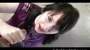Hermosa morena videos caseros ardientes en uniformes de cuero montando en un consolador cerca de un gran espejo