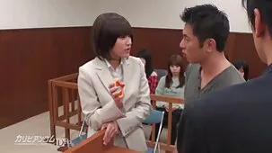 Hermosa chica japonesa bebiendo culonas ardientes semen con un miembro pequeño