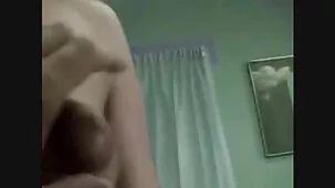 Marido ardientesxxx mira a su esposa engañar a su primo acariciar el pene