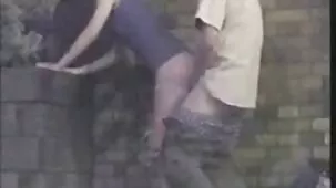 Un hombre negro besó a una mujer blanca con tetas de silicona y se metió lesbianas ardientes xxx en su boca.