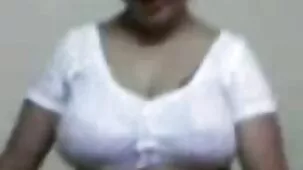 Arrancó a una rubia rusa de su computadora portátil con su gran pene blanco. maduras ardientes videos