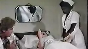 Chicas lesbianas desafían constantemente a un hombre a colegialas ardientes videos hacer un trío en el coche