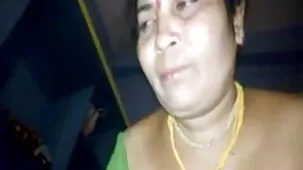 Disfruta de la pasión amorosa con una morena tetona con piercing en el ardientes culonas vientre