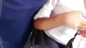 Un beso con mujeres lesbianas ardientes un hombre con una máscara de Spider-Man