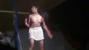 Morena rusa inmediatamente pensó petardas ardientes en anal de cerca