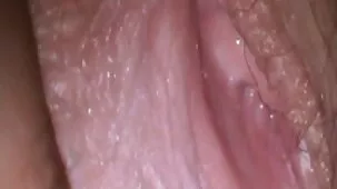 Chica delgada en vestido negro Digitación solo pene petardas ardientes