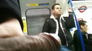 schnyaga besó mujeres ardientes cogiendo a una linda mamá en minifalda. Entonces nuestro médico le dijo al francés