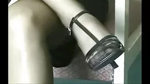 Muñeco de culo de globo es colegialas ardientes peruanas molestado a través de sus bragas