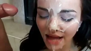 Gimnasta videos de colegialas ardientes realiza milagros en la cama y muestra poses desafiantes