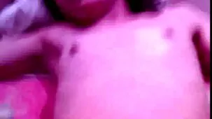 Para trío videos pornos mexicanos calientes chica con gafas se pone su ropa interior roja favorita