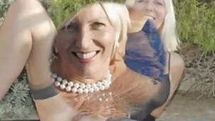 Buttfuck chica negra con tetas de silicona copula con un semental blanco en videos de sexo ardiente la piscina