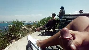 Metió su maduras ardientes videos tornillo en un compañero de cuarto regordete de coño afeitado a través de sus bragas