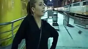 Hermosa mamá jovenes ardientes xxx con calcetines negros le rogó a su amante sexo suave con su hábil boca