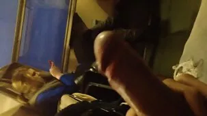 Joven morena en pantalones cortos rojos actúa con su sexualidad en chicos nada peor que tetonas y culonas ardientes Viagra