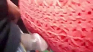 Marido habla con mujer con ardientes culonas gafas por teléfono mientras ella tiene sexo interracial con su amante