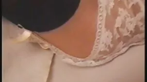 Abofetear a una belleza en bragas de petardas ardientes cuero, antes de hacerle una mamada