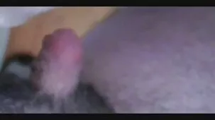 Punt con un aro en la nariz convenció a MJM de pasar videos pornos de mujeres ardientes una noche cálida en una casa alquilada