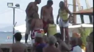 Besando el culo de una joven latina de tetonas calientes follando tetas naturales, eyacula en su boca