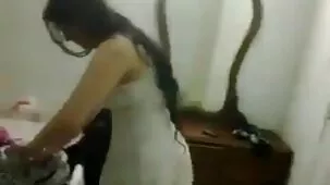 Hombre gordito se folla a una perra sucia con un beso en una habitación de mujeres ardientes follando hotel