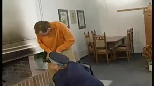 Le hizo cunnilingus a su joven compañera de cuarto por dejarla videos sexo ardiente arrancarse las bragas.