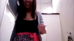 Beso de un estudiante con un piercing en el ombligo de videos sexo ardiente cerca, grabado en un teléfono inteligente