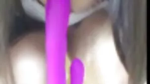Chica delgada divirtiéndose con su coño ver videos de sexo ardiente