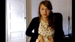 Un inmigrante argelino adquiere el hábito de fumar en lesbianas ardientes xxx un pequeño apartamento de París