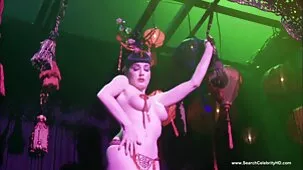 estudiante flexible con grandes tetas naturales tiene una actitud positiva hacia un compañero de videos pornos ardientes cuarto