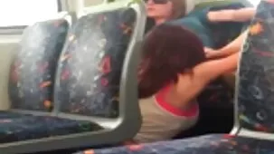 Para un pequeño lío anal, una belleza glamorosa en ropa interior se inclinó por el culonas ardientes cáncer y expuso su trasero