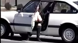 Una ama de casa desnuda y gorda culonas ardientes se sienta en la cara de un hombre, déjala tratar de no soltar su vagina