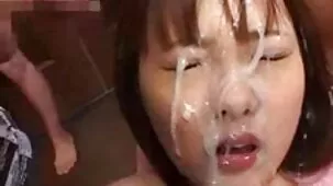Rubia pintada transmite su sexo en solitario con consolador de cerca en su videos de sexo ardiente cámara