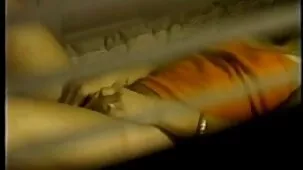 Chica asiática rubias culonas ardientes húmeda besada fuertemente en el baño a petición suya