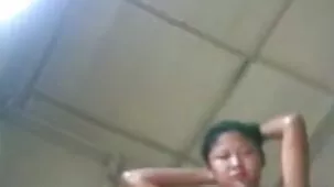 Una joven con trenza blanca es entregada a videos pornos ardientes un viejo amante