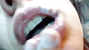Besos de tetonas calientes follando amigos inseparables con una hermosa polilla