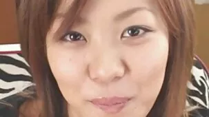 Puso a mujeres ardientes follando una chica con un pubis peludo en su polla y la besó.