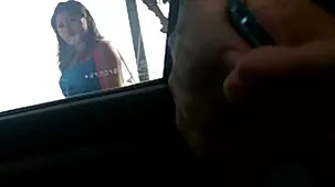 Está probando videos pornos muy ardientes a su nueva novia en una gran tanga negra